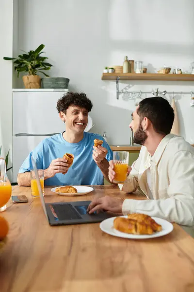 Two men enjoy a joyful breakfast together, savoring food and each others company — Stock Photo