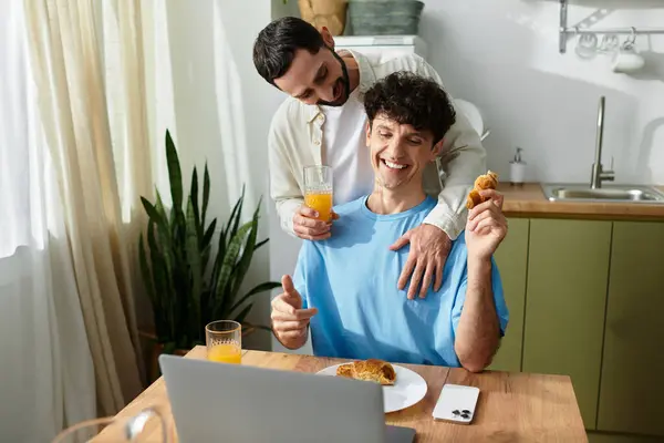 Dois homens desfrutam de um alegre café da manhã em seu elegante apartamento, compartilhando amor e riso. — Fotografia de Stock