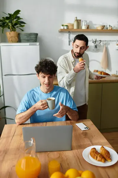 Two men enjoying breakfast together in their cozy apartment, creating warm memories. — Stock Photo