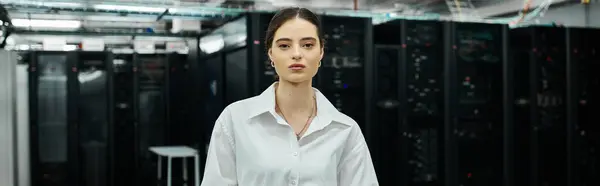 Donna in camicia bianca lavora diligentemente in una sala server high-tech, garantendo la sicurezza digitale, banner — Foto stock