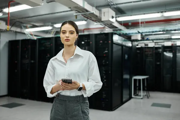 Ein Fachmann im weißen Hemd arbeitet fleißig in einem modernen Serverraum. — Stockfoto