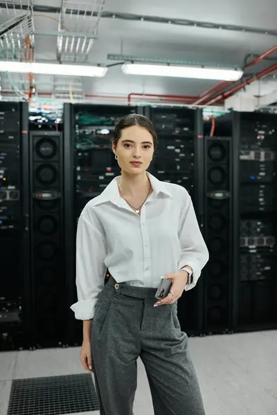 Uno specialista IT qualificato lavora diligentemente in una sala server all'avanguardia, garantendo la sicurezza. — Foto stock