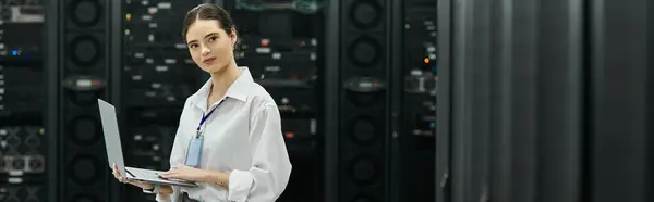 Donna concentrata in camicia bianca lavora con un computer portatile in una sala server high-tech, banner — Foto stock