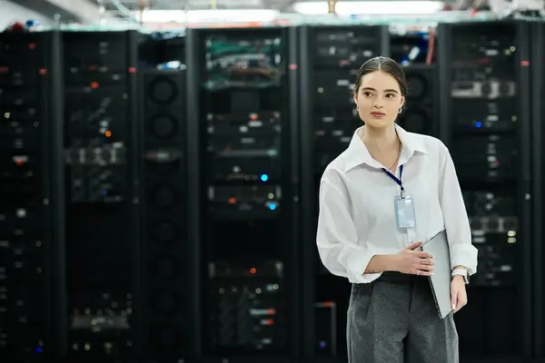 Donna professionale in camicia bianca lavora con hardware server in un ambiente data center. — Foto stock