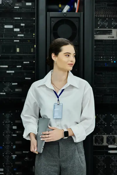 Specialista IT dedicato gestisce hardware server, garantendo al contempo la sicurezza dei data center. — Foto stock