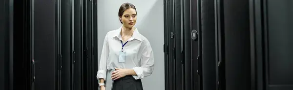 Una donna in camicia bianca gestisce efficacemente l'hardware del server in un sofisticato data center, banner — Foto stock