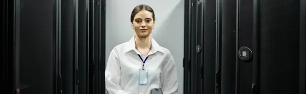 Una donna esperta in camicia bianca gestisce la tecnologia in un'elegante sala server, banner — Foto stock
