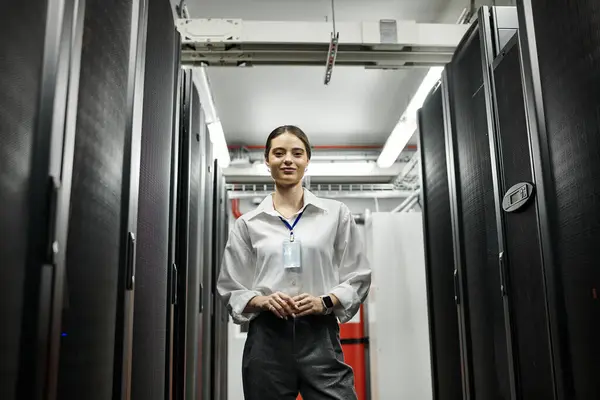 Eine qualifizierte Frau im weißen Hemd arbeitet in einem High-Tech-Serverraum und sorgt für Netzwerksicherheit. — Stockfoto