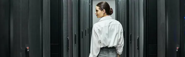 Frau im weißen Hemd arbeitet fleißig in der IT-Abteilung, wartet Server-Hardware, Banner — Stockfoto