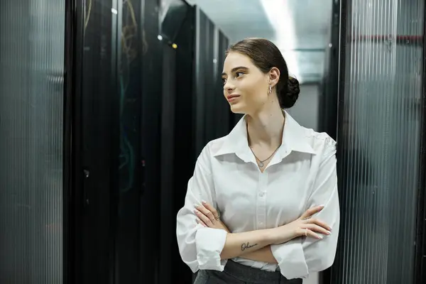 Eine gelernte IT-Spezialistin bewertet Systeme in einem schlanken Serverraum und stellt ihr Fachwissen unter Beweis. — Stockfoto