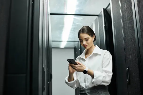 Ein professioneller IT-Spezialist im weißen Hemd überwacht digitale Systeme in einem Serverraum. — Stockfoto