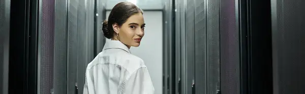 IT-Spezialist im weißen Hemd, der gekonnt Server in einem modernen Rechenzentrum verwaltet, Banner — Stockfoto
