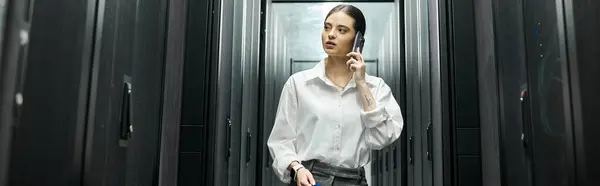 Una donna in camicia bianca gestisce sistemi di rete in un data center high-tech, banner — Foto stock