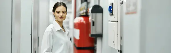 Um especialista em TI em uma camisa branca está focado em gerenciar equipamentos de servidor em um data center, banner — Fotografia de Stock