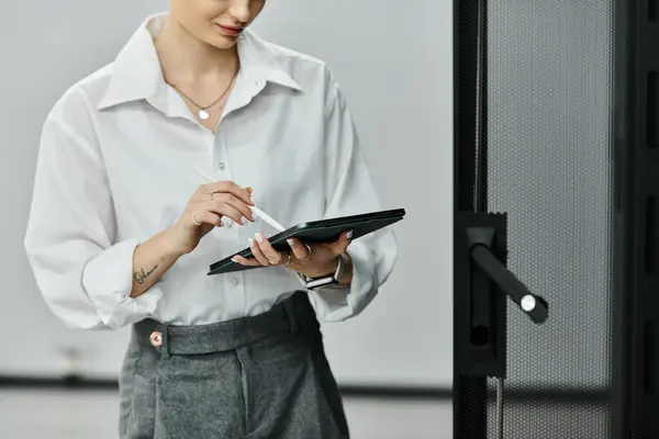 Un professionista esperto in camicia bianca si concentra sulla gestione dei server e sulle attività di sicurezza digitale. — Foto stock