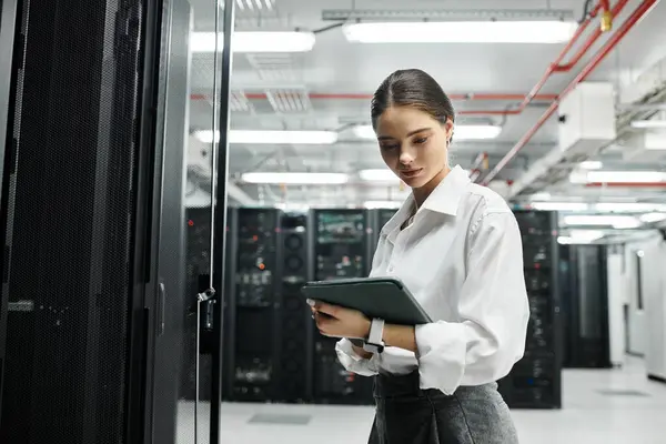 Ein gelernter IT-Spezialist im weißen Hemd bedient Hardware in einem eleganten Serverraum. — Stockfoto