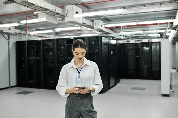 Professionista IT focalizzato in una camicia bianca controlla i sistemi in un data center contemporaneo. — Foto stock