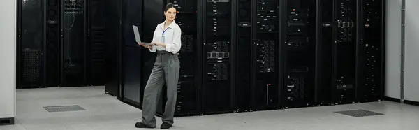 Ein professioneller IT-Spezialist verwaltet Serverhardware in einem modernen Rechenzentrum während der Arbeit, Banner — Stockfoto