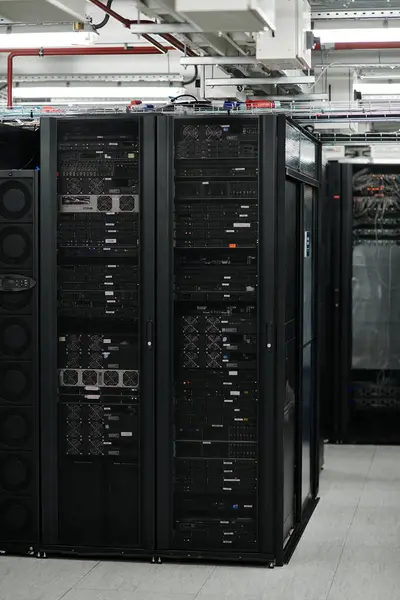 Sistemi informatici professionali e avanzati in un data center. — Foto stock