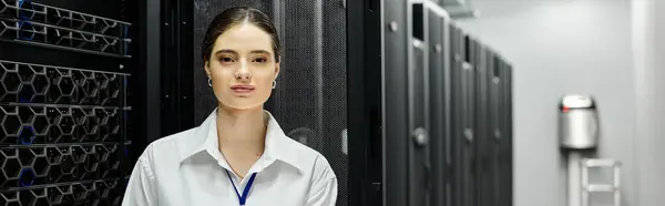 Eine Frau im weißen Hemd verwaltet Server-Hardware in einem High-Tech-Rechenzentrum, Banner — Stockfoto