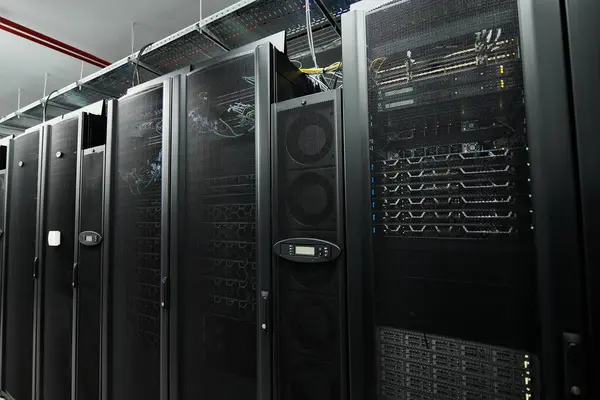 Sala server avanzata con hardware ad alta tecnologia che supporta le attività di cloud computing. — Foto stock