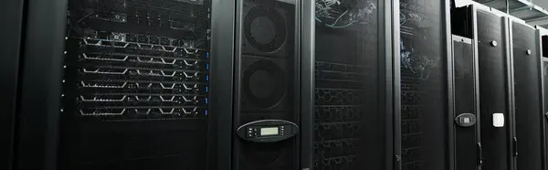 Sala server high-tech piena di server, sottolineando il design moderno e le misure di sicurezza digitale, banner — Foto stock