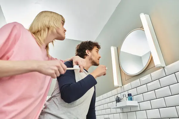 In einem fröhlichen Badezimmer genießen zwei Männer eine morgendliche Routine und teilen gemeinsam Lächeln und Lachen. — Stockfoto