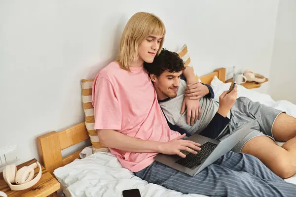 A happy couple enjoys each others company while working on a laptop and relaxing together. — Stock Photo