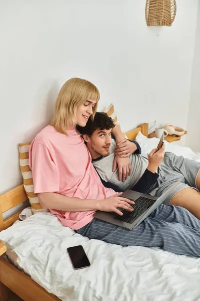 Two men enjoy each others company while relaxing on a bed, sharing laughter and conversation — Stock Photo