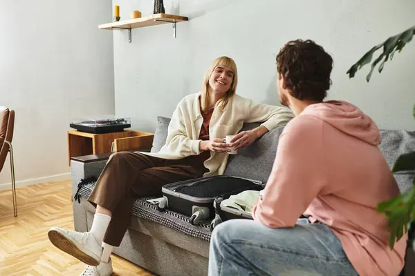 A joyful couple prepares for a trip, smiling and enjoying each others company at home. — Stock Photo