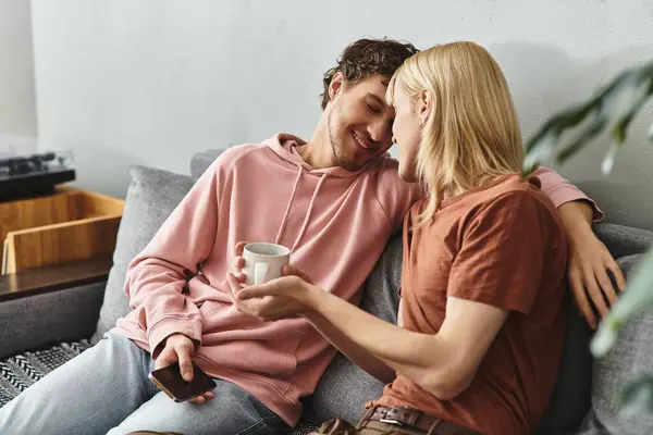 Casal gosta uns dos outros companhia enquanto relaxa juntos em um ambiente elegante casa — Fotografia de Stock