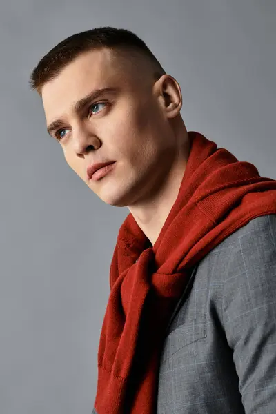 Stylish young man gazes thoughtfully, embodying modern fashion and confidence. — Stock Photo