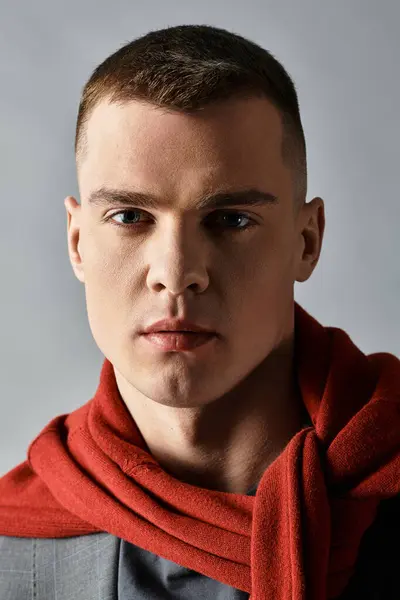 Молодий чоловік демонструє сильну присутність з серйозним виглядом, елегантно одягнений зі стильним шарфом. — Stock Photo