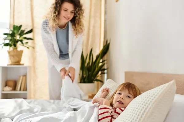 Mère et fille partagent un moment chaleureux tout en jouant dans leur environnement confortable chambre. — Photo de stock