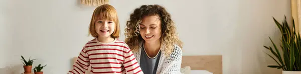 Mère et fille se livrent à des activités ludiques, embrassant une atmosphère familiale chaleureuse à la maison, bannière — Photo de stock