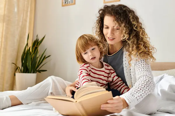 A curly-haired mother reads a story to her daughter in their warm, inviting home environment. — Stock Photo