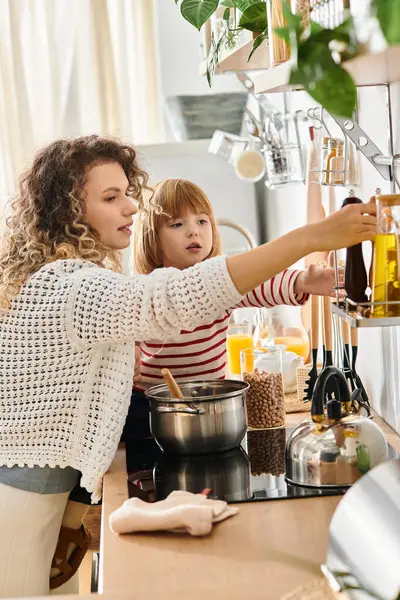 Mutter und Tochter genießen die gemeinsame Zeit in der Küche, kochen und erkunden Zutaten. — Stockfoto