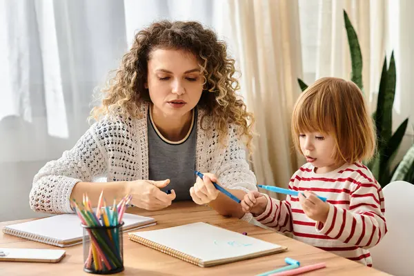 Una madre e sua figlia si impegnano in una divertente sessione di disegno, legando attraverso la creatività a casa.. — Foto stock