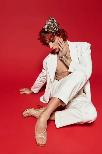 Unique young man showcases fashion and individuality with a striking pose and vibrant colors. — Stock Photo