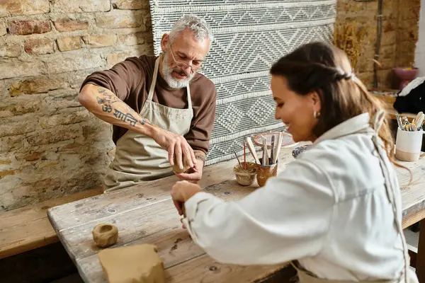 Coppia matura felicemente plasmare argilla insieme, godendo di tempo di qualità durante una classe di ceramica. — Foto stock