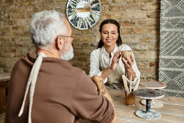 A beautiful couple shares moments shaping clay in a pottery class, creating lasting memories. — Stock Photo