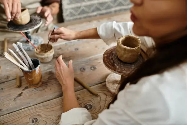 Un couple d'âge mûr profiter d'un cours de poterie, façonner l'argile tout en riant et coller ensemble. — Photo de stock