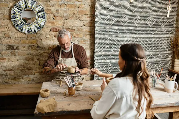 Un beau couple passe du temps de qualité à apprendre la poterie, façonner l'argile avec joie et connexion. — Photo de stock