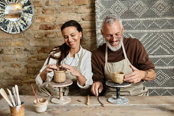 A couple shares quality time in a pottery class, embracing creativity and connection. — Stock Photo