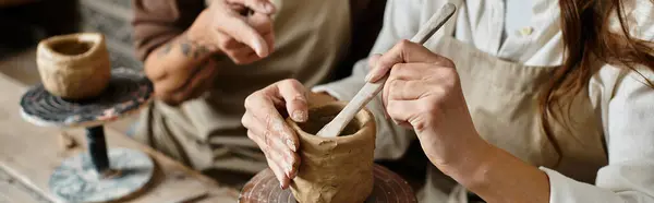 Couple d'âge mûr partage un moment joyeux dans la classe de poterie, artisanat pièces d'argile uniques côte à côte, bannière — Photo de stock