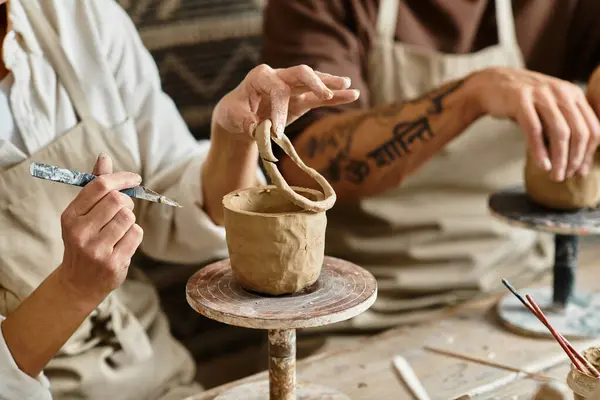 Dois indivíduos maduros compartilham um momento precioso enquanto moldam argila durante sua classe de cerâmica. — Fotografia de Stock