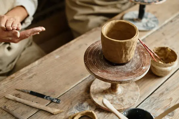 A lovely mature couple shapes clay together in pottery class, creating cherished memories. — Stock Photo