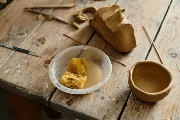 Herramientas, esponjas y cerámica terminada en un acogedor espacio de estudio. - foto de stock
