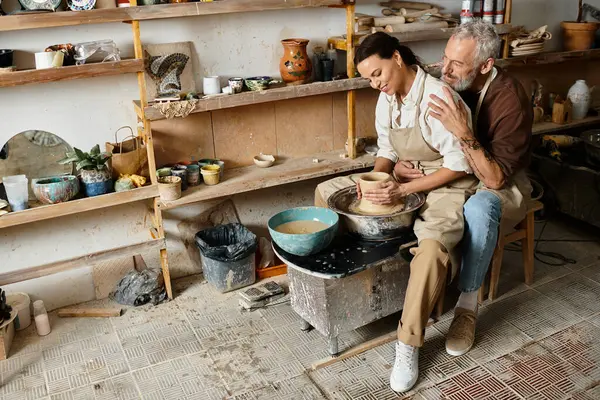 Mature couple enjoying a pottery class, shaping clay with love and laughter in their hearts. — Stock Photo