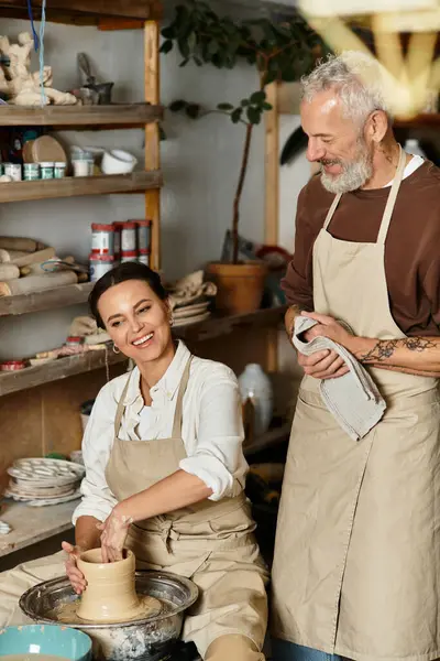 Couple d'âge mûr façonne l'argile ensemble dans un cours de poterie, profiter du temps de qualité et l'amour. — Photo de stock